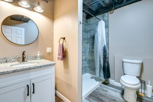 Luxe Pennsylvania Lakefront Vacation Rental! في Carbondale: حمام مع حوض استحمام ودش