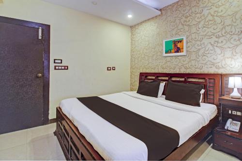 เตียงในห้องที่ Flagship Grand Sandarshini Inn Near MGBS Bus station