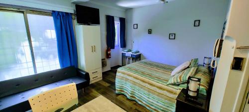 ein Schlafzimmer mit einem Bett und einem großen Fenster in der Unterkunft Alon Ayun Centro Dpto 2 in Mendoza
