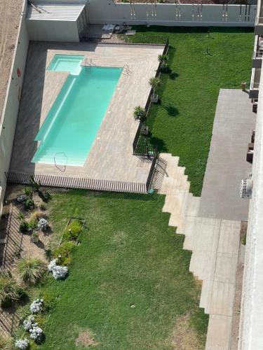 an overhead view of a swimming pool in a yard at Hermoso Departamento entero, sector norte. in Antofagasta