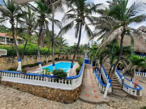 哥倫比亞港的住宿－Cabaña tranquila: piscina, mar, privacidad，棕榈树和滑梯的度假游泳池