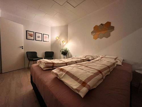 1 dormitorio con 2 camas, mesa y sillas en Shruti's Home en Billund