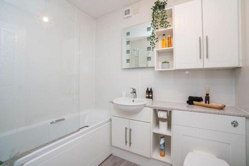 Vonios kambarys apgyvendinimo įstaigoje Sleek Urban Living with Bicocca Stays