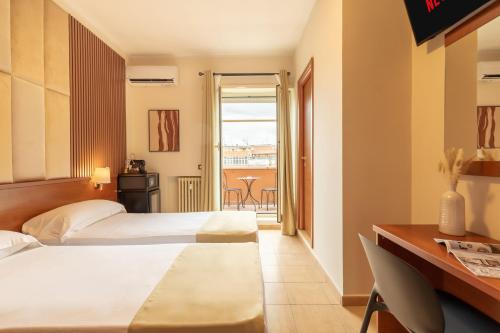 Pokój hotelowy z 2 łóżkami i biurkiem w obiekcie AlbaDomus Affittacamere o GuestHouse w Rzymie