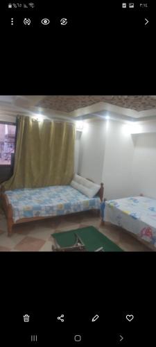 een kleine kamer met een bed en een bank bij elkasr elmalaki in Alexandrië