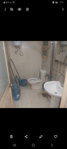 een badkamer met een wastafel, een toilet en een wastafel bij elkasr elmalaki in Alexandrië