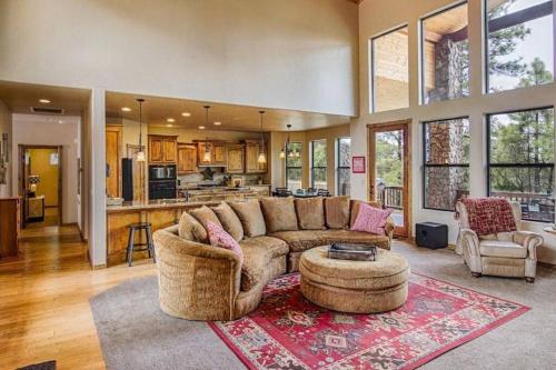 un ampio soggiorno con divano e tavolo di Torreon Family Cabin, Large Decks & Open Floorplan a Show Low