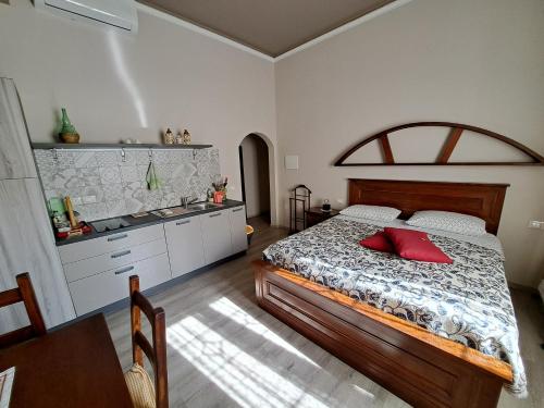 Un dormitorio con una cama con almohadas rojas. en IL REGNO DI IOSE', en Campi Bisenzio