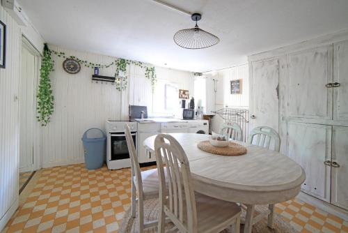 a kitchen with a table and chairs in a room at Chambre 3, calme, 1 station de PARIS in Maisons-Alfort