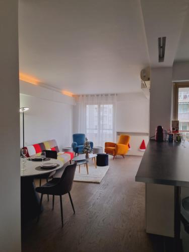 un salon avec un canapé, une table et des chaises dans l'établissement Appart'Chic, à Paris