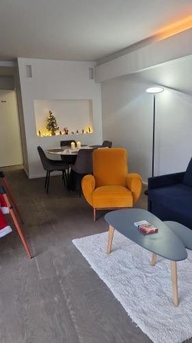 een woonkamer met een bank en een tafel bij Appart'Chic in Parijs