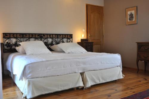 Katil atau katil-katil dalam bilik di Cottage Mackinley, domaine entier, séjour nature et détente automnale, 15 pers, Centre Historique, gare TER