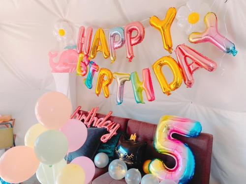 a table with balloons and a happy birthday sign at Glamping Resort Varie in Fujikawaguchiko