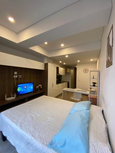 a bedroom with a large bed and a television at Apartamento grande Soho 39 in Bogotá