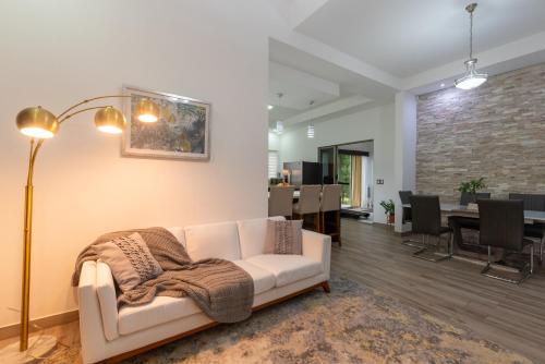 Arenal White Bliss Villa