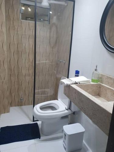 een badkamer met een douche, een toilet en een wastafel bij Departamento Nuevo, Asunción in Asuncion