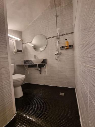 une salle de bain avec des toilettes blanches et un lavabo dans l'établissement Chez Sam, à Saint-Laurent-de-la-Salanque