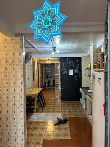 a room with a kitchen with a blue ceiling at Aldeia Hostel in Manaus