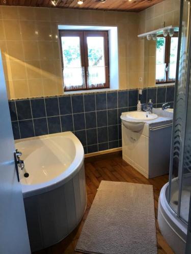 une salle de bain avec une baignoire, un lavabo et des toilettes dans l'établissement La Roderie, à Abjat