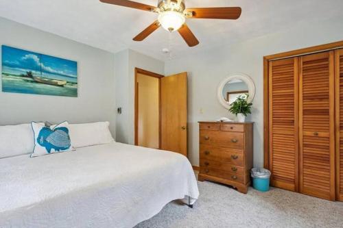 Ένα ή περισσότερα κρεβάτια σε δωμάτιο στο Waterfront house on 4 acres with boat ramp& slips.