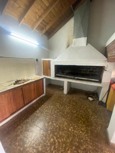 una cocina con horno en el medio de una habitación en Casa quinta sierra de los padres- Los Leones en Sierra de los Padres