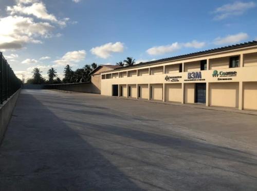 an empty parking lot in front of a building at Pousada B3M in Itarema