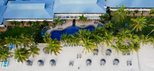 una vista aérea de un complejo con piscina y palmeras en Beach Club en Isla Hamilton