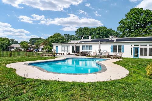 una piscina en el patio de una casa en Waterfront Bliss- Ultimate Tilghman Retreat home, 