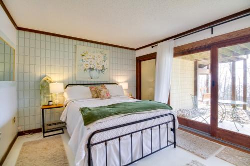 - une chambre avec un lit et une fenêtre dans l'établissement Wintergreen Resort Getaway with Deck, Mountain View!, à Roseland