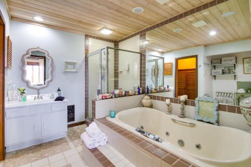 La grande salle de bains est pourvue d'une baignoire et d'un lavabo. dans l'établissement Wintergreen Resort Getaway with Deck, Mountain View!, à Roseland