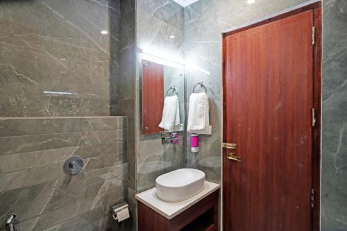 W łazience znajduje się umywalka i toaleta. w obiekcie Diamond Admire Hotel & Banquets by MMD w mieście Noida