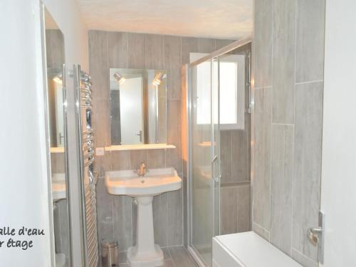 une salle de bain avec lavabo et douche dans l'établissement Grande maison familiale avec jardin, terrasse et équipements de loisirs, proche forêt de la Charnie - FR-1-410-297, à Chemiré-en-Charnie