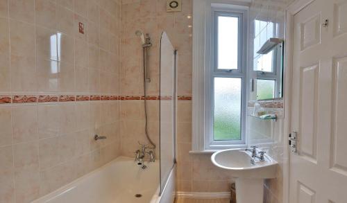 un bagno con vasca, lavandino e doccia di Cavendish Central Bournemouth a Bournemouth