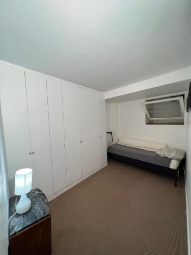 une pièce vide avec un lit et des armoires dans l'établissement Heart of St Germain des Pres, à Paris