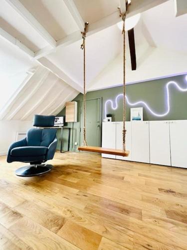 - un salon avec une chaise dans l'établissement Lovely flat 20min from Champs Élysée, 10min from Stade de France, à Saint-Denis