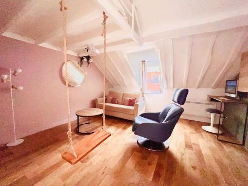 - un salon avec une balançoire et une chaise dans l'établissement Lovely flat 20min from Champs Élysée, 10min from Stade de France, à Saint-Denis