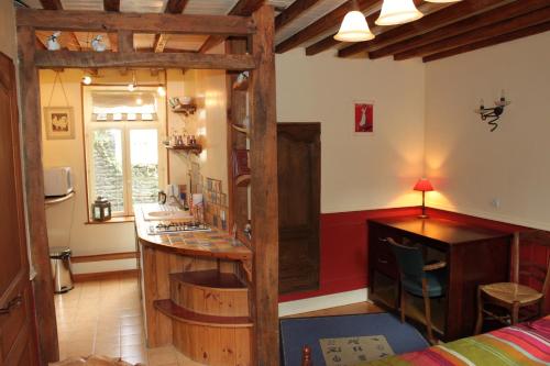 een kamer met een keuken en een woonkamer bij Chez Christophe in Lille