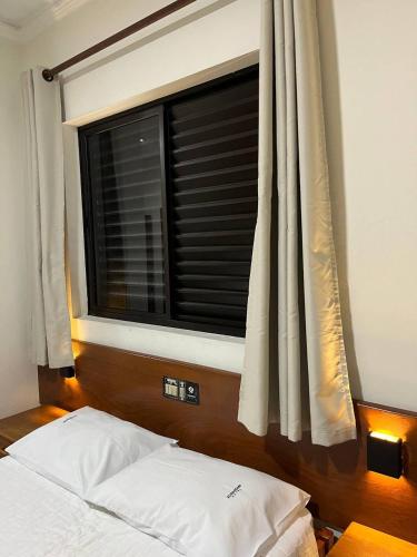 Katil atau katil-katil dalam bilik di ACOMODARE HOTEL- SOB NOVA Direção