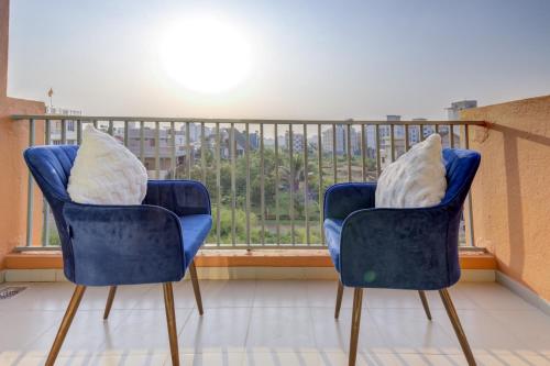 瓦斯科達伽馬的住宿－Premium 2BHK apartment with Pool Access，两把蓝色椅子坐在一个美景阳台