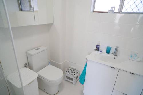 uma casa de banho branca com um WC e um lavatório em 6 Sand Sun & Surf 1br 1 Bth em Perth