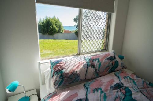 uma janela num quarto com uma cama e uma janela em 6 Sand Sun & Surf 1br 1 Bth em Perth