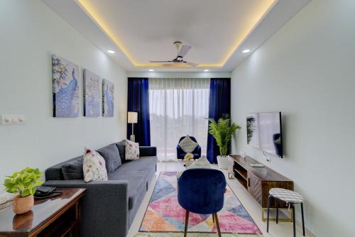 - un salon avec un canapé et un bureau dans l'établissement Premium 2BHK apartment with Pool Access, à Vasco Da Gama
