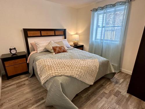 ein Schlafzimmer mit einem großen Bett und einem Fenster in der Unterkunft Coin tranquille en pleine ville in Québec