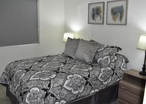- une chambre avec un lit avec une couverture et 2 lampes dans l'établissement Gabbys House in private neighborhood, à Mexicali