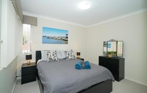ein Schlafzimmer mit einem Bett und einem großen Fenster in der Unterkunft 6 Light Bright Home In South Perth in Perth
