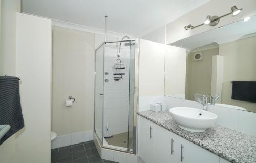 ein Bad mit einem Waschbecken und einer Glasdusche in der Unterkunft 6 Light Bright Home In South Perth in Perth