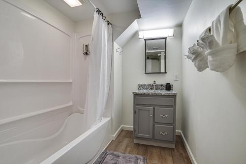 biała łazienka z wanną i umywalką w obiekcie Oakdale Home with Deck - 7 Mi to Downtown St Paul! w mieście Oakdale