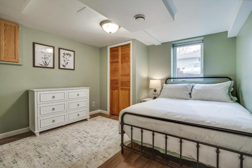 En eller flere senger på et rom på Oakdale Home with Deck - 7 Mi to Downtown St Paul!