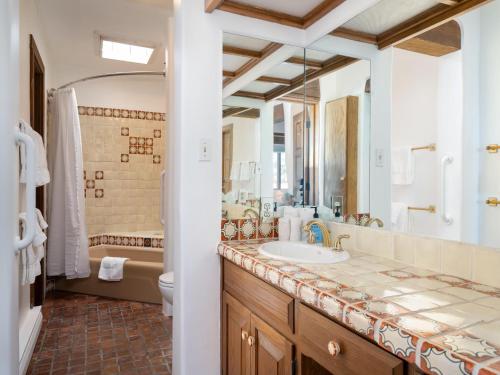 ein Badezimmer mit einem Waschbecken, einem WC und einer Badewanne in der Unterkunft Casa De Oro in Santa Fe