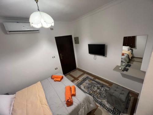 Кровать или кровати в номере NEAR THE PYRAMIDS Inn